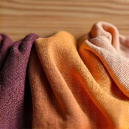 植物由来の天然染料で染められた、優しい色合いのテキスタイル